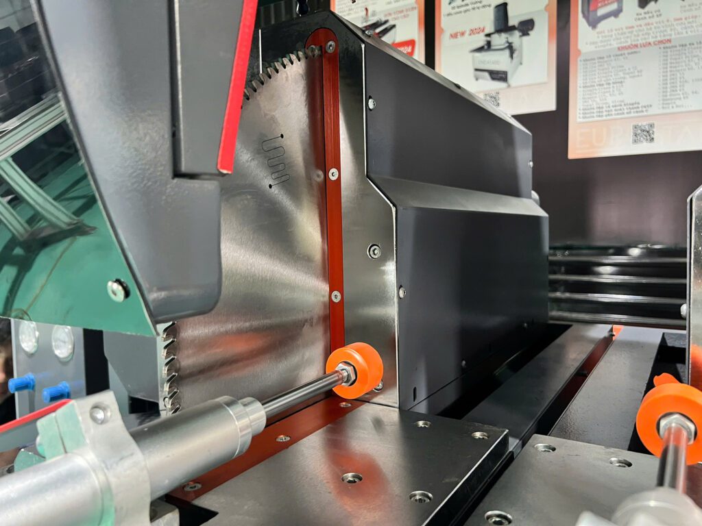 Hệ thống piston kẹp phôi giúp cắt chuẩn xác